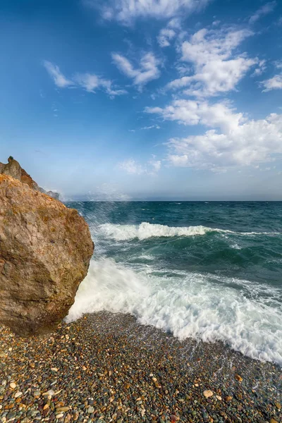 Kıyıda Çökmesini Sahil Çakıl Akan Deniz Dalgaları Kayalık Deniz Kıyısı — Stok fotoğraf