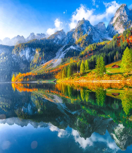 Güzel manzara pastoral renkli sonbahar sahne ile kristal berraklığında Gosausee dağ Gölü, sonbaharda yansıtan Dachstein Dağ Zirvesi. Salzkammergut bölge Upper Austria