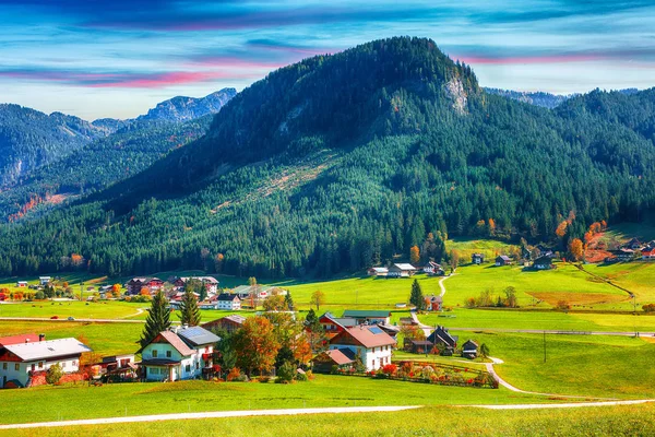 Alpejskie Zielonych Pól Tradycyjnych Drewnianych Domów Widok Wsi Gosau Jesienny — Zdjęcie stockowe