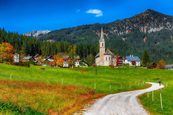 Alpejskie Zielonych Pól Tradycyjnych Drewnianych Domów Widok Wsi Gosau Jesienny — Zdjęcie stockowe