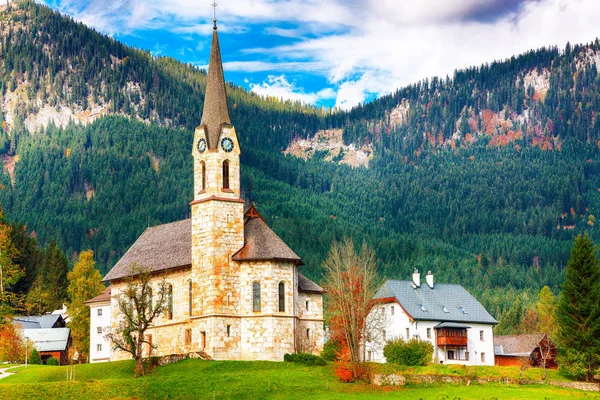 Montanhas Sobre Aldeia Gosau Com Igreja Católica Sob Luz Sol — Fotografia de Stock