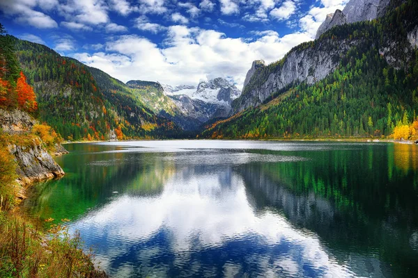 목가적인 화려한가 Dachstein 정상에서 Gosausee 호수에 반영의 경치가을 지역의 오스트리아 — 스톡 사진