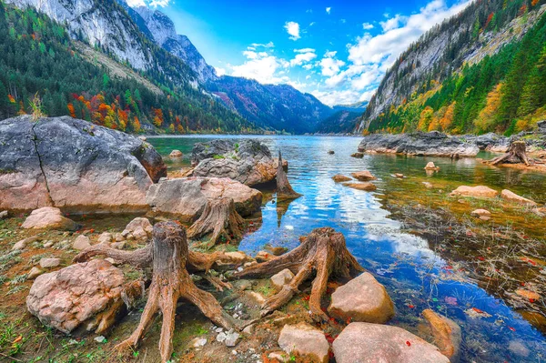 Gosausee の山湖によってダッハシュタイン山の頂上で牧歌的なカラフルな秋の風景の美しい景色秋オーストリア オーバーエスターライヒ州 ザルツカンマーグート地域 — ストック写真
