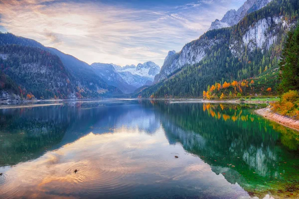 Красивый Вид Идиллические Красочные Осенние Пейзажи Вершины Горы Дахштайн Озере — стоковое фото