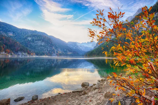 风景秀丽的山水风光与 Dachstein 山山顶由岣梢湖山湖在秋天萨尔茨卡梅谷区域上部奥地利奥地利 — 图库照片