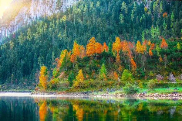 风景秀丽的山水风光与 Dachstein 山山顶由岣梢湖山湖在秋天萨尔茨卡梅谷区域上部奥地利奥地利 — 图库照片