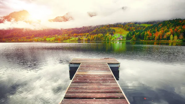 Grundlsee Gölü Ndeki Idyllic Sonbahar Sahnesi Styria Nın Liezen Bölgesi — Stok fotoğraf