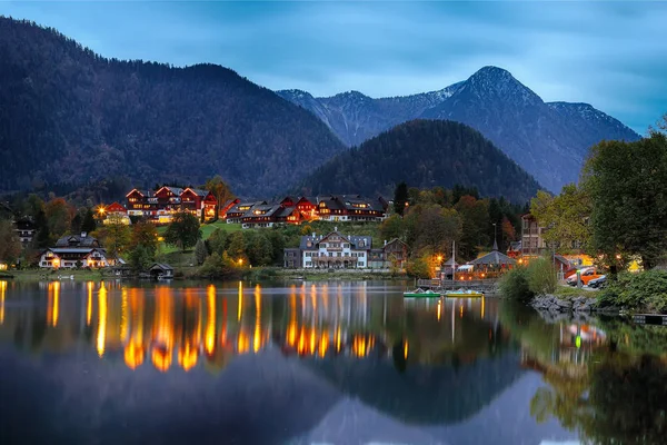 Cena Dramática Pitoresca Lago Noite Grundelsee Reflexão Espelho Localização Resort — Fotografia de Stock