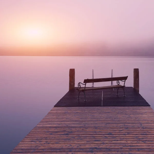 Pasarela Vacía Con Banco Lago Altausseer Amanecer Ubicación Resort Village —  Fotos de Stock