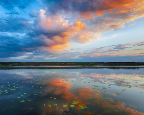 Pôr Sol Dramático Sobre Lago Lírios Água Lago Céu Nuvens — Fotografia de Stock