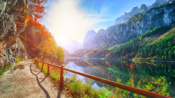 Schöne Aussicht Auf Die Idyllische Farbenfrohe Herbstlandschaft Mit Dem Dachsteingipfel — Stockfoto