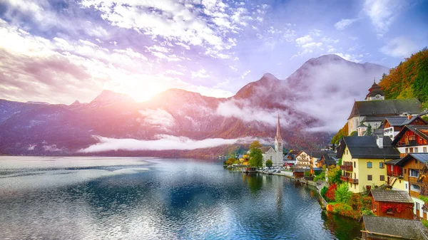 Nascer Sol Outonal Nebuloso Famosa Cidade Beira Lago Hallstatt Refletindo — Fotografia de Stock