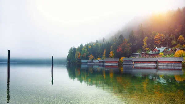 Altaussee Köyü Sisli Sabahı Sabahları Sisli Sonbahar Sahne Ayna Yansıması — Stok fotoğraf