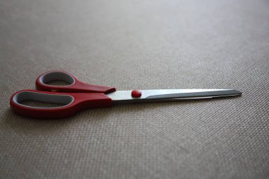 scisors kırmızı plastik saplı. Yakın çekim