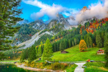 Güzel manzara pastoral renkli sonbahar sahne Dachstein Dağ Zirvesi Gosausee dağ gölü tarafından düşmek Salzkammergut bölge Yukarı Avusturya Avusturya