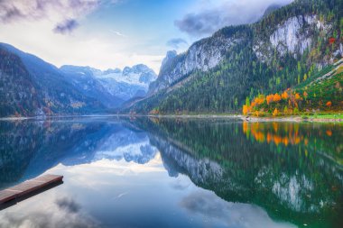 Güzel manzara pastoral renkli sonbahar sahne Dachstein Dağ Zirvesi Gosausee dağ gölü tarafından düşmek Salzkammergut bölge Yukarı Avusturya Avusturya