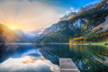 Güzel manzara pastoral renkli sonbahar sahne Dachstein Dağ Zirvesi Gosausee dağ gölü tarafından düşmek Salzkammergut bölge Yukarı Avusturya Avusturya