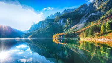 Güzel manzara pastoral renkli sonbahar sahne Dachstein Dağ Zirvesi Gosausee dağ gölü tarafından düşmek Salzkammergut bölge Yukarı Avusturya Avusturya