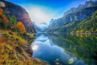 Güzel manzara pastoral renkli sonbahar sahne Dachstein Dağ Zirvesi Gosausee dağ gölü tarafından düşmek Salzkammergut bölge Yukarı Avusturya Avusturya