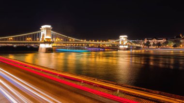 Budapeşte şehir gece sahne. Zincir Köprü, nehir Tuna ve ünlü Parlamento Binası görüntüleyin. Budapeşte, Macaristan, Europe.