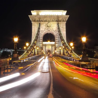 Zincir köprü Tuna Nehri, Budapest city, Macaristan üzerinden trafik. Gece çekimi