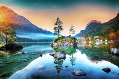 Hintersee Gölü'nün muhteşem sonbahar gündoğumu. Bir rock Island ağaçta güzel sahne. Yer: resort Ramsau, Milli Parkı Berchtesgadener arazi, Upper Bavaria, Almanya Alps, Avrupa