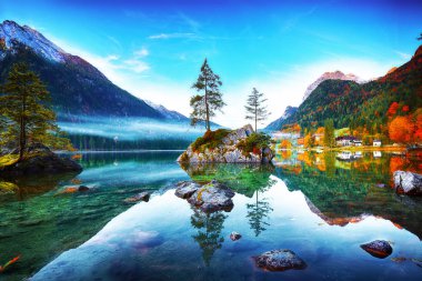 Hintersee Gölü'nün muhteşem sonbahar gündoğumu. Bir rock Island ağaçta güzel sahne. Yer: resort Ramsau, Milli Parkı Berchtesgadener arazi, Upper Bavaria, Almanya Alps, Avrupa