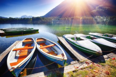 Fantastik sonbahar günü Hintersee Gölü. Kaç tekne Hintersee Gölü'nün turkuaz su ile gölde. Yer: resort Ramsau, Milli Parkı Berchtesgadener arazi, Upper Bavaria, Almanya Alps, Avrupa