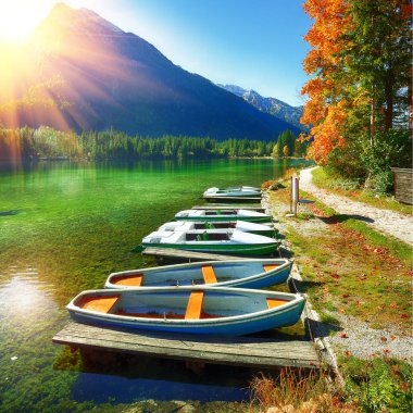 Fantastik sonbahar günü Hintersee Gölü. Kaç tekne Hintersee Gölü'nün turkuaz su ile gölde. Yer: resort Ramsau, Milli Parkı Berchtesgadener arazi, Upper Bavaria, Almanya Alps, Avrupa