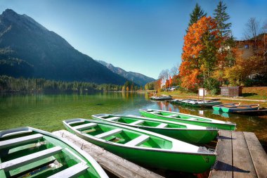 Fantastik sonbahar günü Hintersee Gölü. Kaç tekne Hintersee Gölü'nün turkuaz su ile gölde. Yer: resort Ramsau, Milli Parkı Berchtesgadener arazi, Upper Bavaria, Almanya Alps, Avrupa