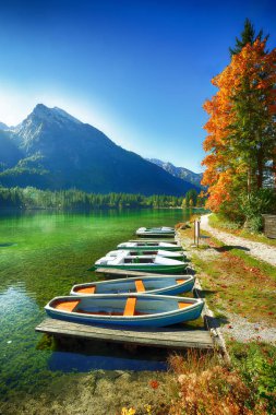 Fantastik sonbahar günü Hintersee Gölü. Kaç tekne Hintersee Gölü'nün turkuaz su ile gölde. Yer: resort Ramsau, Milli Parkı Berchtesgadener arazi, Upper Bavaria, Almanya Alps, Avrupa