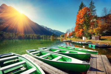Fantastik sonbahar günü Hintersee Gölü. Kaç tekne Hintersee Gölü'nün turkuaz su ile gölde. Yer: resort Ramsau, Milli Parkı Berchtesgadener arazi, Upper Bavaria, Almanya Alps, Avrupa