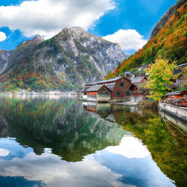 Hallstattersee gölde yansıtan ünlü Hallstatt lakeside kasaba güneşli sonbahar gün. Yer: resort köyü Hallstatt, Salzkammergut bölge, Avusturya, Alpler. Europe... Yer: resort köyü Hallstatt, Salzkammergut bölge, Avusturya, Alpler. Europe.