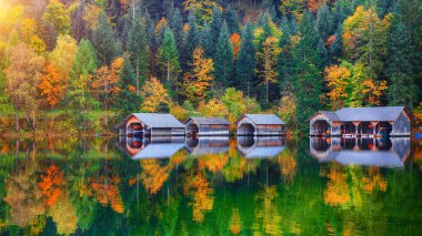Altaussee köyü sisli sabahı. Sabahları sisli sonbahar sahne. Ayna yansıması. Konum: village Altaussee, Liezen bölge Styria, Avusturya, Alpler çare. Europe.