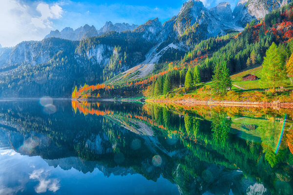 Красивый вид на идиллические красочные осенние пейзажи с вершины горы Дахштайн на озере Госаузи осенью Зальцкаммергут Верхняя Австрия Австрия
