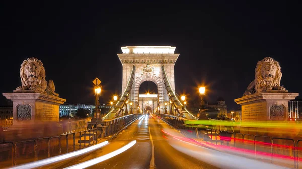 Zincir köprü Tuna Nehri, Budapest city, Macaristan üzerinden trafik. Gece çekimi