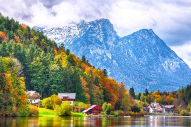 Grundlsee Gölü 'ndeki Idyllic sonbahar sahnesi. Styria 'nın Liezen Bölgesi, Avusturya, Alpler' de bulunan Grundlsee tatil beldesi. Avrupa.