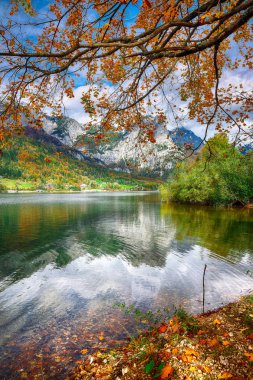 Grundlsee Gölü 'ndeki Idyllic sonbahar sahnesi. Styria 'nın Liezen Bölgesi, Avusturya, Alpler' de bulunan Grundlsee tatil beldesi. Avrupa.