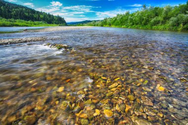 Dağ nehir dere görkemli mavi gökyüzü buzlu su. Açık nehir taşları ile. Taş ön plan. Karpat bölge. Ukrayna