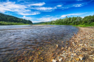 Dağ nehir dere görkemli mavi gökyüzü buzlu su. Açık nehir taşları ile. Taş ön plan. Karpat bölge. Ukrayna