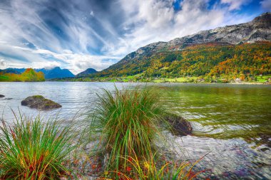 Grundlsee Gölü 'ndeki Idyllic sonbahar sahnesi. Styria 'nın Liezen Bölgesi, Avusturya, Alpler' de bulunan Grundlsee tatil beldesi. Avrupa.