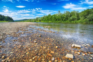 Dağ nehir dere görkemli mavi gökyüzü buzlu su. Açık nehir taşları ile. Taş ön plan. Karpat bölge. Ukrayna