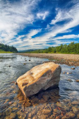 Dağ nehir dere görkemli mavi gökyüzü buzlu su. Açık nehir taşları ile. Taş ön plan. Karpat bölge. Ukrayna