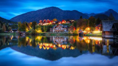 Göl Grundelsee akşam, dramatik ve güzel sahne. Ayna yansıması. . Yer: Grundlsee, Liezen bölge Styria, Avusturya, Alpler başvurmak. 