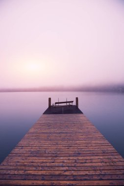 Bir bankta gündoğumu, göl Altausseer ile boş yaya köprüsü. Konum: village Altaussee, Liezen bölge Styria, Avusturya, Alpler çare. Europe.
