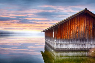 Altausseer See gölünün güzel günbatımı sahne. Yer: Altausseer görmek, Liezen bölge Styria, Avusturya, Alpler çare. Europe.