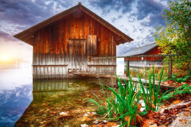 Sisli ve güneşli sabahı Altaussee köyü. Sabah güneşli sonbahar sahne. Konum: village Altaussee, Liezen bölge Styria, Avusturya, Alpler çare. Europe.