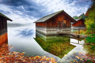 Sisli ve güneşli sabahı Altaussee köyü. Sabah güneşli sonbahar sahne. Konum: village Altaussee, Liezen bölge Styria, Avusturya, Alpler çare. Europe.