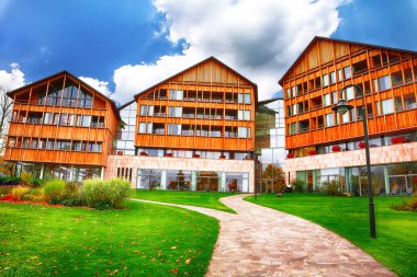 Altausseer köyü pitoresk sonbahar sahne. Güneşli sabah görünümünü Altaussee village otelleri. Yer: Altausseer görmek, Liezen bölge Styria, Avusturya, Alpler çare. Europe.