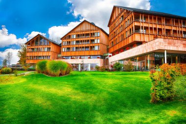 Altausseer köyü pitoresk sonbahar sahne. Güneşli sabah görünümünü Altaussee village otelleri. Yer: Altausseer görmek, Liezen bölge Styria, Avusturya, Alpler çare. Europe.